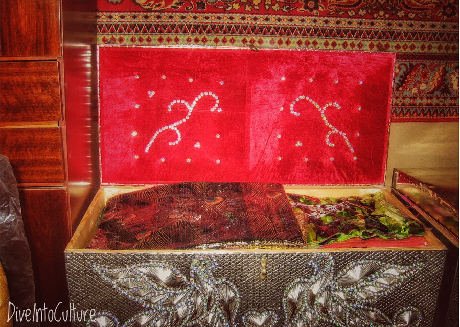 Sunduk, usbekische Hochzeitstruhen, gefüllt mit Stoffen