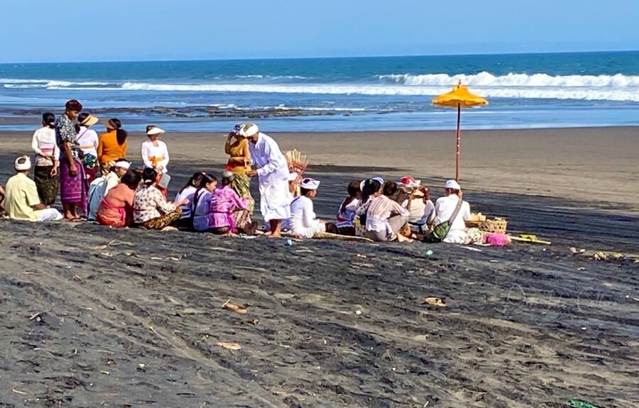 Bali Kultur: religiöse Zeremonie am Strand