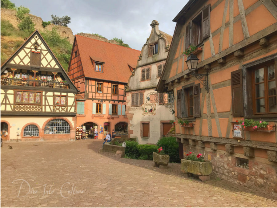 Vanlife Frankreich, Elsass, malerisches Dorf mit Burganlage - Kaysersberg.