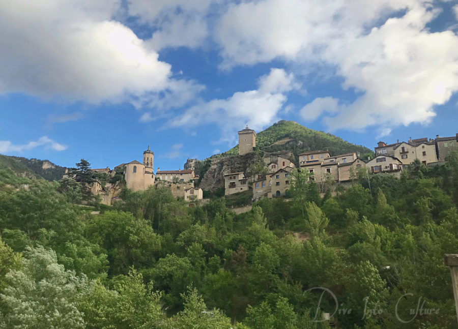 Vanlife Frankreich: Das mittelalterliche Städtchen Peyreleau im Roussillon - wunderschön!