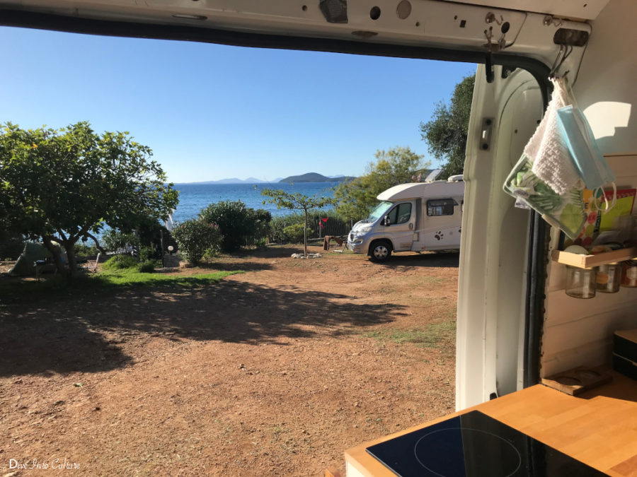 Vanlife Griechenland: Gemütlicher Campingplatz "Sofia", direkt am Meer, mit Strandzugang. Perfekt um nach der Ankunft mit der Fähre in Igoumenitsa Energie aufzutanken.