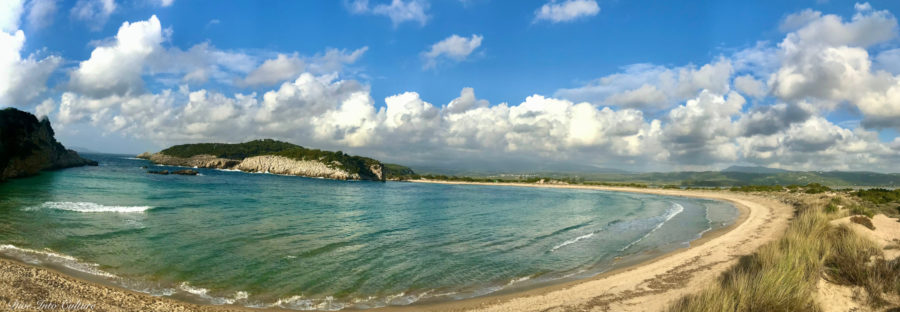 Panoramabild der Ochsenbauchbucht auf der Westlichen Peloponnes mit feinpudrigem gelben Sand, und klares Wasser