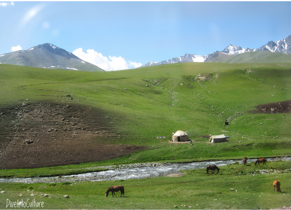 Kirgistan - Land der Nomaden; im Hintergrund Tien Shan, das Himmelgebirge, Grenze zu China.