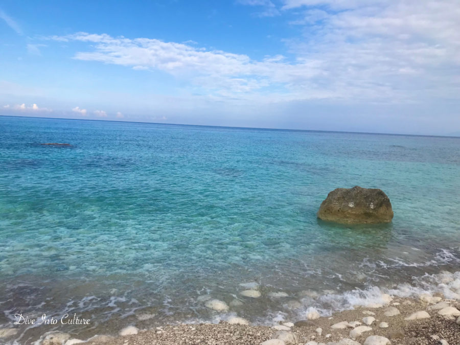 Vanlife Griechenland, türkisfarbenes Meer, weiße Steine, im Osten Lefkadas