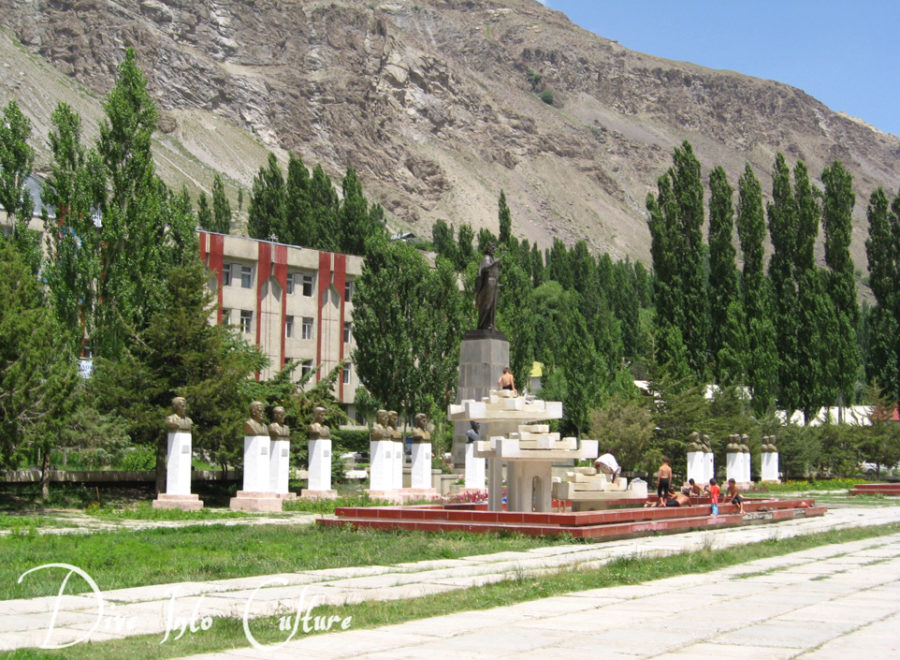Parlamentsgebäude der Autonomen Republik Berg-Badachschan in Khorog, spielende Kinder im Springbrunnen davor