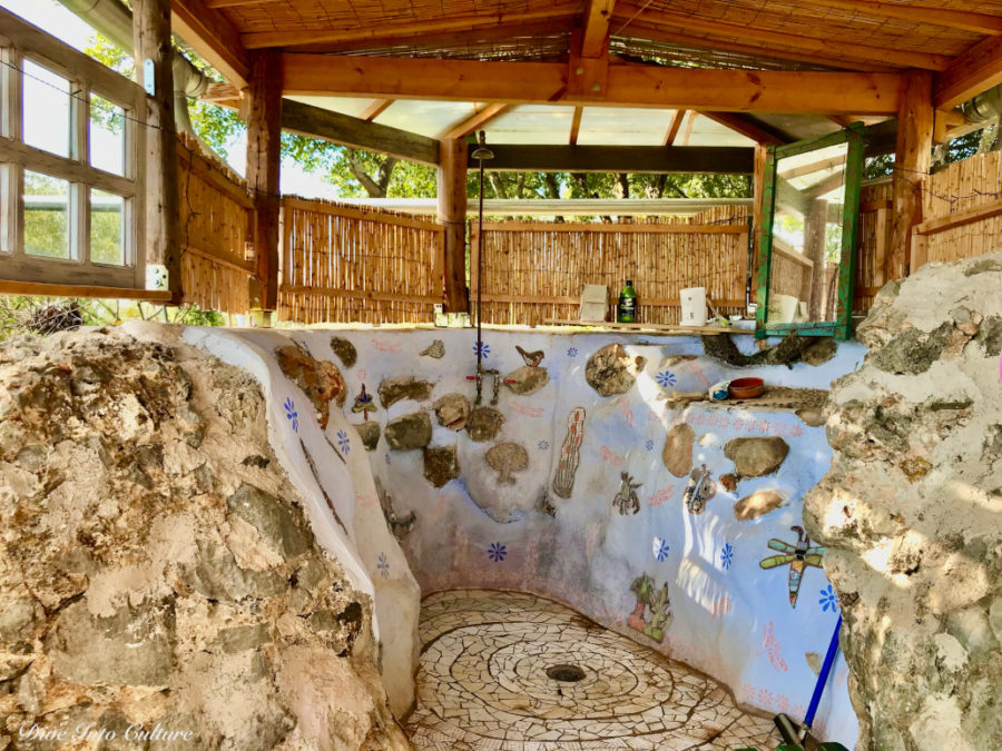 Permakultur Prosalikio in Griechenland, Peloponnes: Die Dusche: eingebettet in die vorhandenen natürlichen Felsformationen, kreativ ausgestaltet
