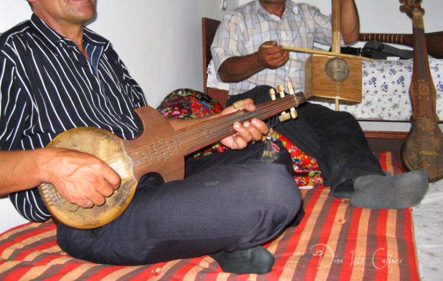 Das Bild zeigt Traditionelle Musikinstrumente aus dem Pamir.
