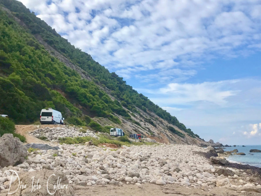 Vanlife Paradies auf Lefkada, naturbelassener Küstenstreifen mit weißen Steinen und türkisfarbenen Meer
